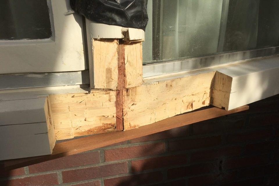 Schilder van Schildersbedrijf Wesseldijk voert houtrot reparatie uit aan houten kozijn 1