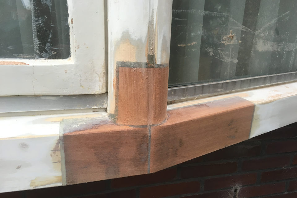 Schilder van Schildersbedrijf Wesseldijk voert houtrot reparatie uit aan houten kozijn 2