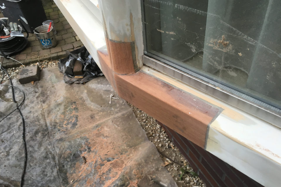 Schilder van Schildersbedrijf Wesseldijk voert houtrot reparatie uit aan houten kozijn 3