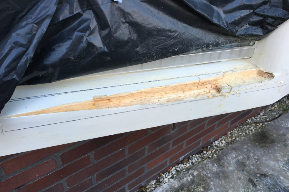 Schilder van Schildersbedrijf Wesseldijk voert houtrot reparatie uit aan houten kozijn 4